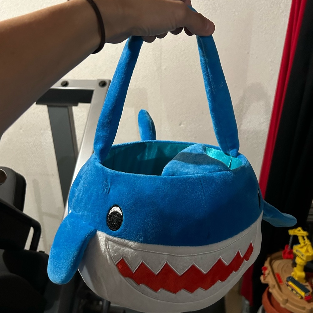 Baby shark bucket